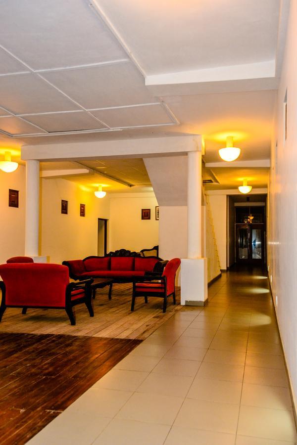 Rainbow Beach Hotel Негомбо Екстериор снимка