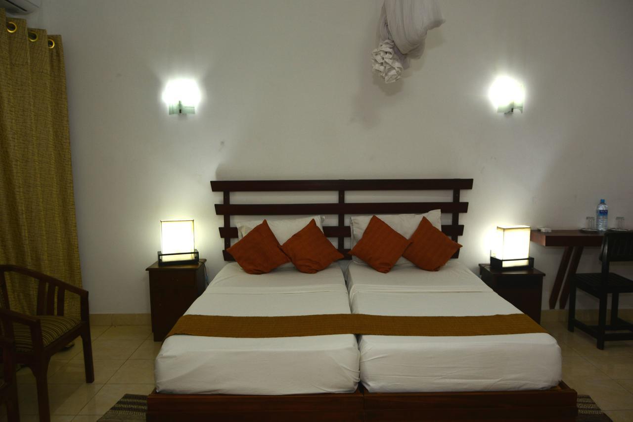 Rainbow Beach Hotel Негомбо Екстериор снимка