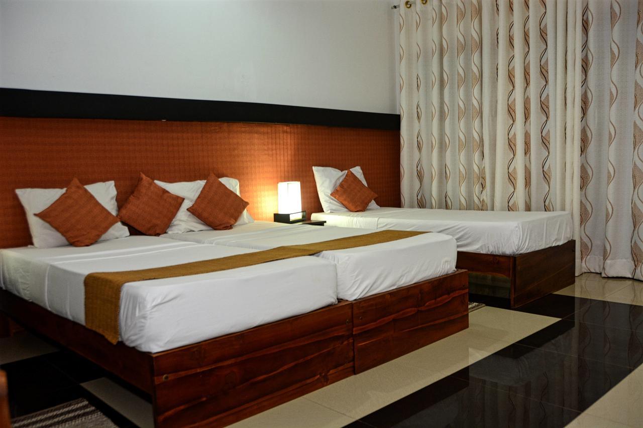 Rainbow Beach Hotel Негомбо Екстериор снимка