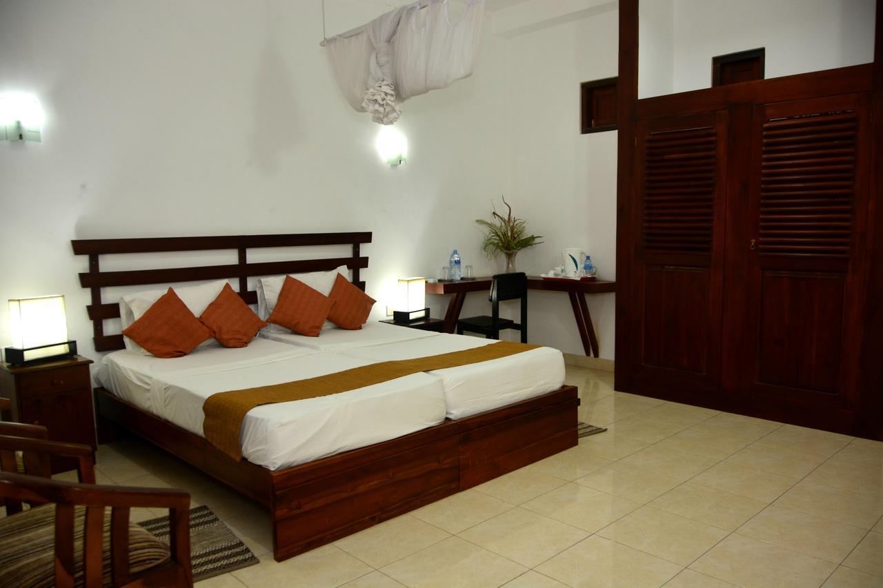 Rainbow Beach Hotel Негомбо Екстериор снимка